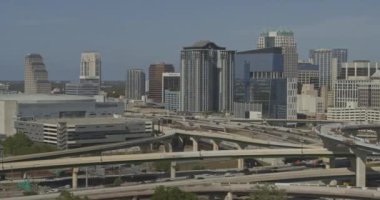 Orlando Florida Havacılık V17 şehir merkezi ve çevre yolu kavşağının görüntüsü - DJI Inspire 2, X7, 6k - Mart 2020