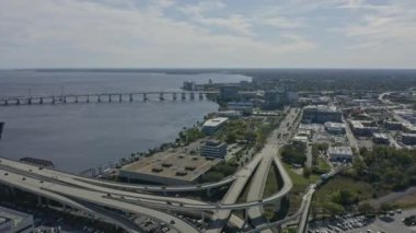 Jacksonville Florida Havayolları, St Johns Nehri 'nin ve Brooklyn Mahallesi' ndeki otoyolun sağ kanat görüntüsü - Mart 2020