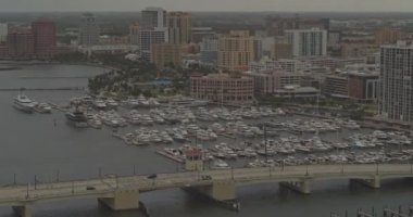 Batı Palm Beach Florida Havalimanı V8 'in doldurulmuş marina, köprü ve şehir merkezinin görüntüsü - DJI Inspire 2, X7, 6k - Mart 2020