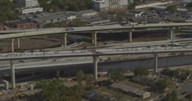 Orlando Florida Havacılık V20 gündüz vakti şehir manzarası ile çevre yolu kavşağının görüntüsü - DJI Inspire 2, X7, 6k - Mart 2020