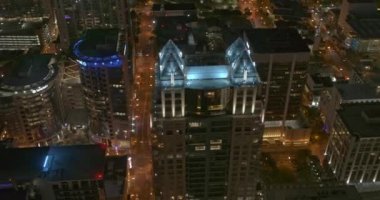 Orlando Florida Havacılık V39 gece şehir ışıkları üzerinde panning view aşağı eğik - DJI Inspire 2, X7, 6k - Mart 2020