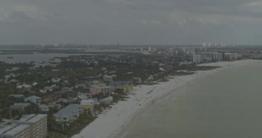 Fort Myers Plajı Florida Havacılık V3 kıyı şeridinden şehir manzarasına sabit bir görüntü - DJI Inspire 2, X7, 6k - Mart 2020