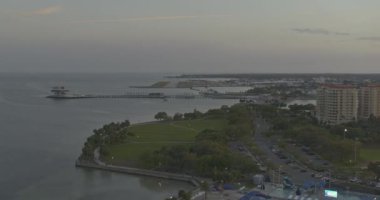 St. Petersburg Florida Havacılık V13, Tampa Körfezi, havaalanı ve şehir manzarası - DJI Inspire 2, X7, 6 k - Mart 2020