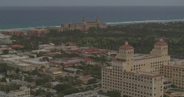 佛罗里达西棕榈滩空中V9平底锅右侧拍摄高尔夫球场 度假胜地 沃思湖和桥 Dji Inspire 2020年3月 — 图库视频影像
