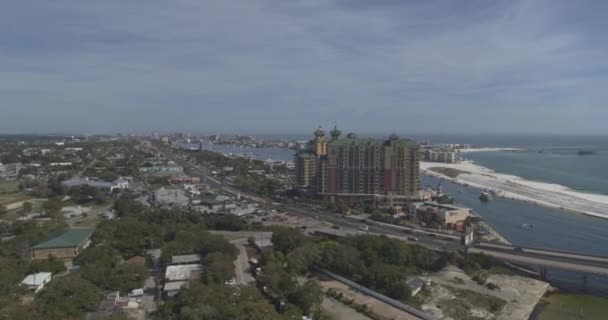 Destin Florida市内と港の海岸線側の空中V7バードスアイショット Dji Inspire 2020年3月 — ストック動画