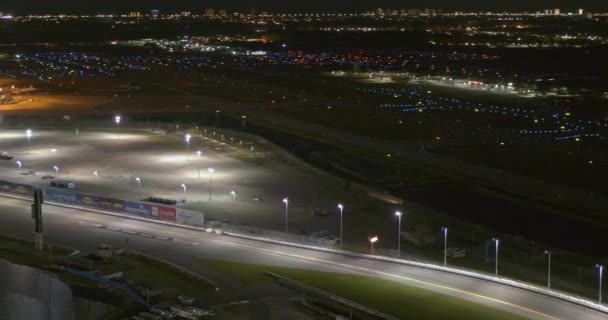 Daytona Beach Florida Aerial Menyorot Mengungkapkan Speedway Internasional Pada Malam — Stok Video