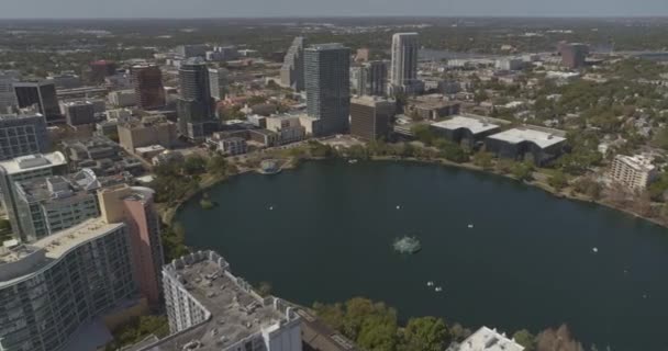 Orlando Florida Aerial V10 Birdseye Dolly Shot Lake Eola Amphitheater — стоковое видео
