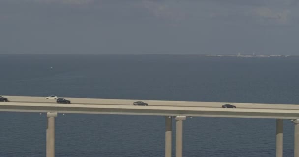 Sunshine Skyway Bridge Florida Aerial Ciężarówka Prawy Strzał Ruchu Tampa Wideo Stockowe bez tantiem