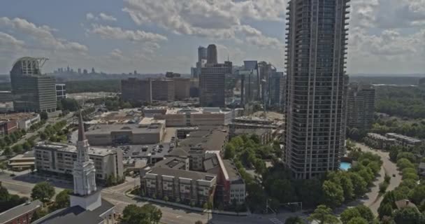 Atlanta Georgia Aerial V684 Ujęcie Wieżowca Kościoła Budynków Biurowych Buckhead — Wideo stockowe