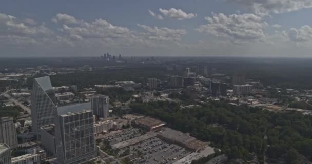 Atlanta Georgia Aerial V691 Panorámica Izquierda Buckhead Paisaje Urbano Dji — Vídeo de stock