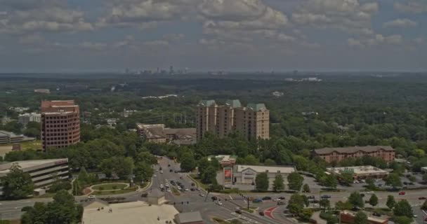 Atlanta Georgia Aerial V671 Pan Left Shot Traffic Apartments Vinings — Video Stock