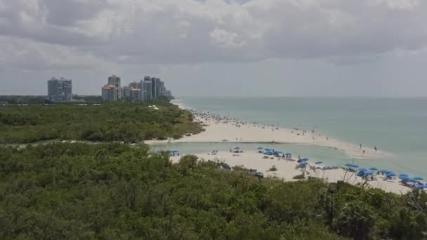 Neapol Północny Floryda Aerial V14 Niski Wiadukt Przy Zatłoczonej Plaży — Wideo stockowe