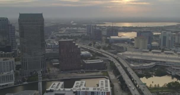 Tampa Florida Aerial V15 Pan Left Shot Skyscrapers Highway Days — стоковое видео