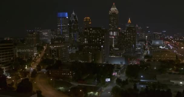Atlanta Georgia Aerial V727 Fliegt Nachts Durch Midtown Dji Inspire — Stockvideo