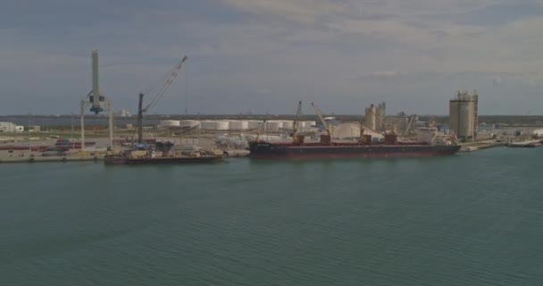 Мис Канаверал Флорида Повітряний Розгорнута Панорама Вантажних Портових Вантажних Суден — стокове відео