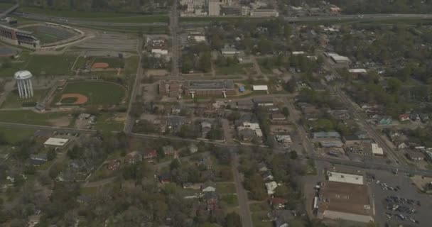 Montgomery Alabama Aerial V24 Tilt Avslöjar Stadsbilden Med Statligt Universitet — Stockvideo