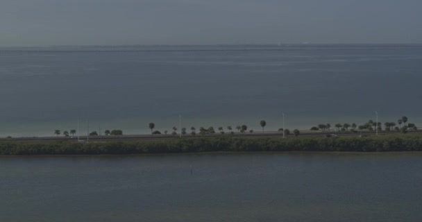 Tampa Florida Aerial V62 Pan Shot Bridge Old Tampa Bay — стоковое видео