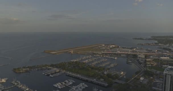 Petersburg Florida Aerial Pan Höger Skott Haven Flygplats Stad Och — Stockvideo