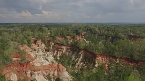 Providence Canyon Georgia Aerial Pan Derecho Disparado Desde Lejos Del — Vídeos de Stock