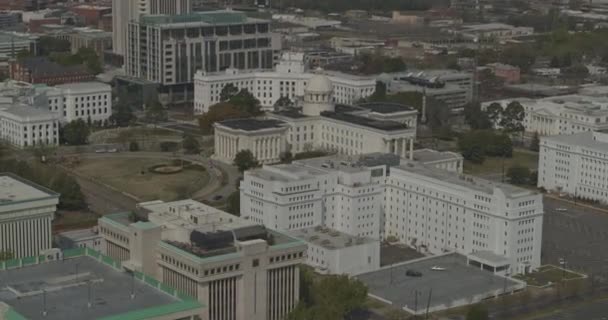 Montgomery Alabama Aerial V14 Birdseye View Backside Capitol Building Rising — стоковое видео