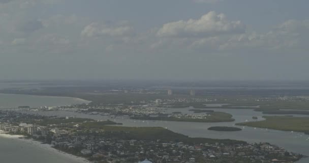 Fort Myers Beach Florida Aerial Panning View Residential Beachfront Waters — Αρχείο Βίντεο