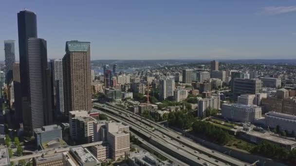 西雅图华盛顿航空V122平底锅左拍高速公路 摩天大楼 海滨和港口 2020年6月 — 图库视频影像