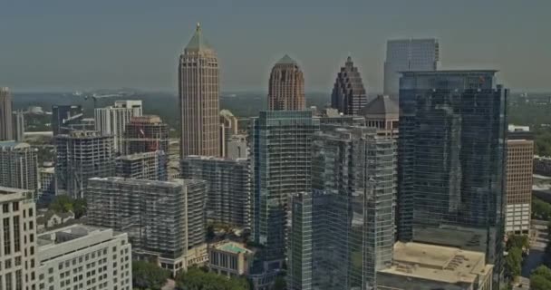 亚特兰大佐治亚州航空705号班机在白天飞过摩天大楼的镜头 Dji Inspire 2020年8月 — 图库视频影像