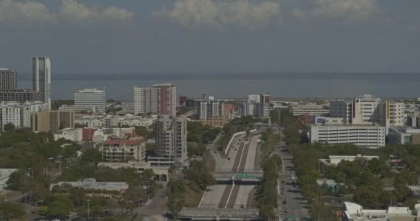 Petersburg Florida Aerial V20 Panning Shot Downtown Expressway Tampa Bay — 图库视频影像