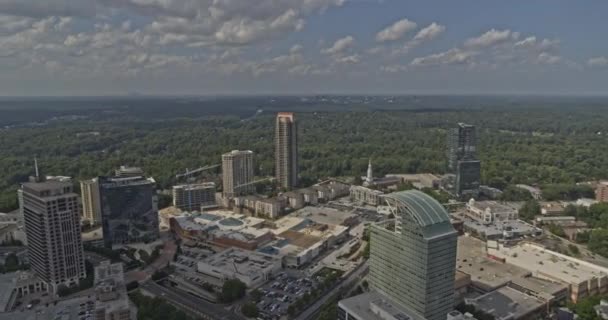 Atlanta Georgia Aerial V687 Panorámica Izquierda Disparo Estacionamiento Masivo Rascacielos — Vídeo de stock