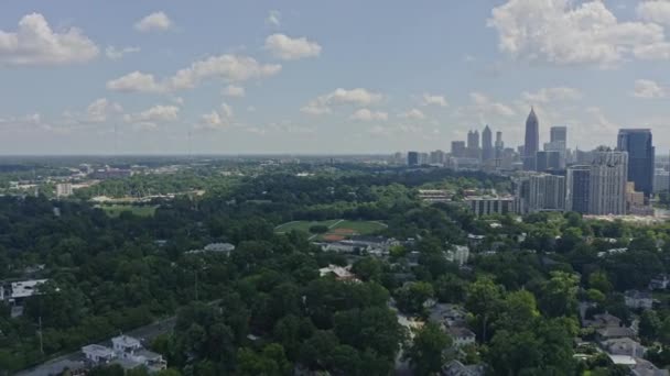 亚特兰大佐治亚州安斯利公园区和市中心摩天大楼的右侧航拍V611 2020年7月 — 图库视频影像