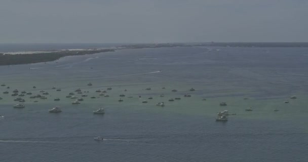 Destin Florida Aerial Pan Direita Para Esquerda Tiro Muitos Barcos — Vídeo de Stock