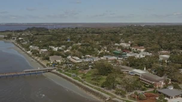 Simons Georgia Aerial V13 Dolly Out Shot Landscape Town Atlantic — Αρχείο Βίντεο