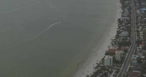 Fort Myers Beach Florida Aerial Tilt Reveal Shoreline Downtown Dji — Vídeos de Stock