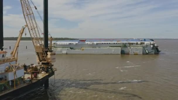 セントシモンズ島で放棄された転覆した自動車運搬船のジョージア航空機V9フライオーバー 2020年3月 — ストック動画