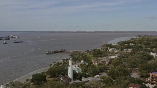 Simons Georgia Aerial Birdseye Shot Waterside Neighborhood Historical Lighthouse Coastline — Vídeo de stock