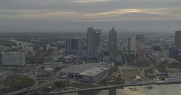 Tampa Florida Aerial V11 Справа Снимок Мирного Центра Города Небоскребов — стоковое видео