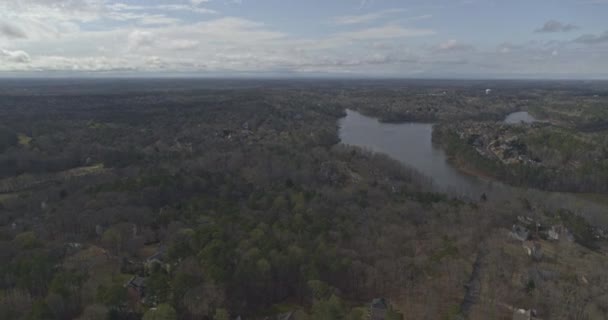 Peachtree City Georgia Aerial V10 Birdseye Dolly Out Shot Lake — Αρχείο Βίντεο