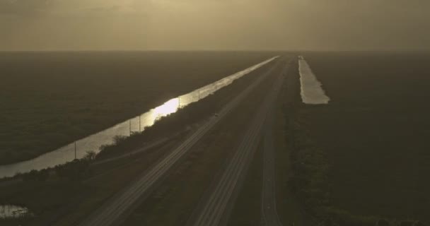 Everglades Florida Aerial Κλίση Και Dolly Πλάνο Του Ηλιοβασιλέματος Interstate — Αρχείο Βίντεο