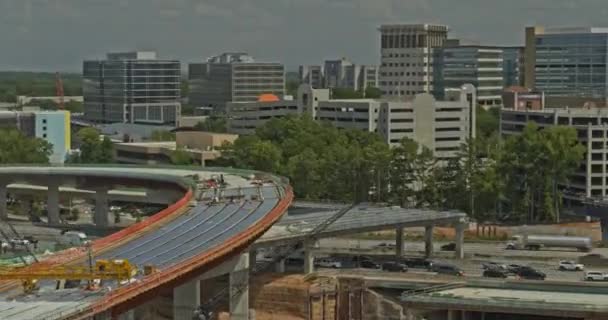 アトランタジョージア航空V677パンサンディスプリングス地区で建設中の高速道路の右ショット Dji Inspire 2020年8月 — ストック動画