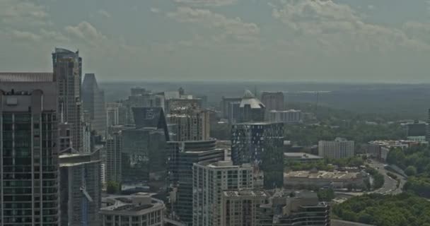 Atlanta Georgia Aerial V680 Schwenklinke Links Von Kommerziellen Wolkenkratzern Buckhead — Stockvideo