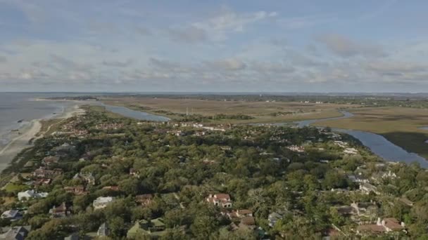 Sea Island Georgia Aerial Panning Shot Lontano Ricchi Quartiere Costiero — Video Stock