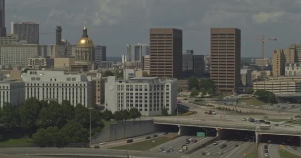 Atlanta Georgia Aerial V630 Pan Levý Snímek Města Dálnice Během — Stock video