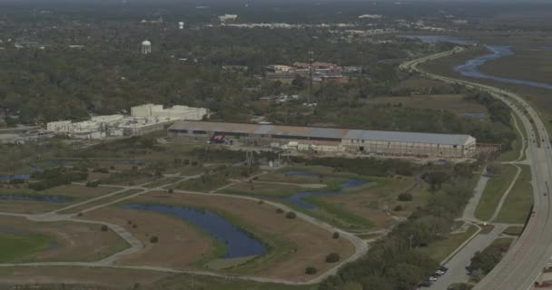 Brunswick Georgia Aerial Pan Left Shot Ponds Industrial Warehouses Dji — Vídeos de Stock