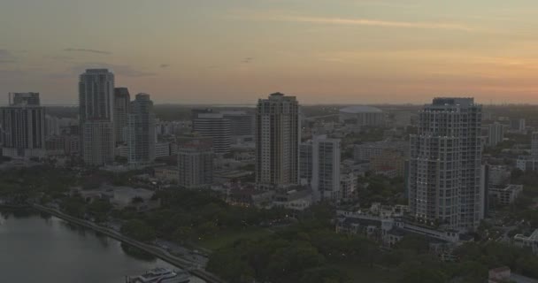 Sankt Petersburg Florida Aerial V15 Panoramiczne Ujęcie Śródmieścia Podczas Zachodu — Wideo stockowe