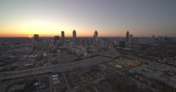 Atlanta Georgia Aerial V599 Dramatyczne Wyciągnięcie Strzał Panoramę Atlanty Zachodzie — Wideo stockowe