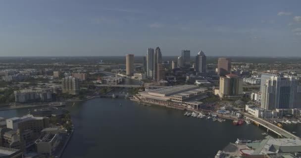 Tampa Florida Aerial V31 Langzame Pan Rechts Schot Van Harbour — Stockvideo