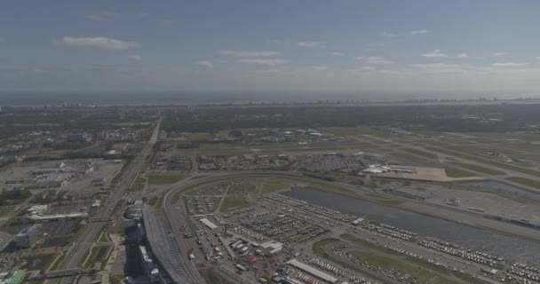 Daytona Beach Florida Aerial V12 Grandangolo Rivelano Della Superstrada Internazionale — Video Stock