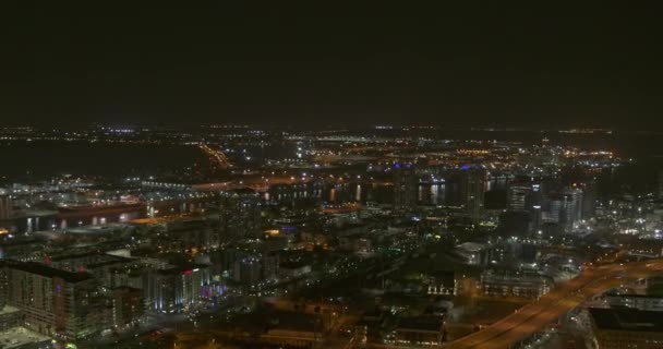 Tampa Florida Aerial Pan Direita Tiro Cidade Brilhante Noite Dji — Vídeo de Stock