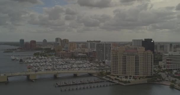 West Palm Beach Florida Aerial Pan Höger Skott Småbåtshamn Centrum — Stockvideo