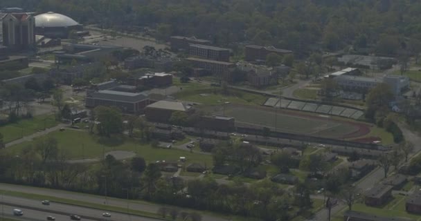 Montgomery Alabama Aerial V16 Справа Налево Снимок Кампуса Алабамского Университета — стоковое видео